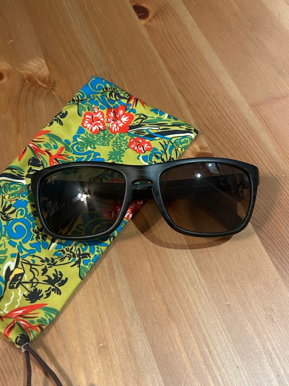 Maui Jim Black Polarized Sunglasses – Made in Italy – Hawaiian Print Case